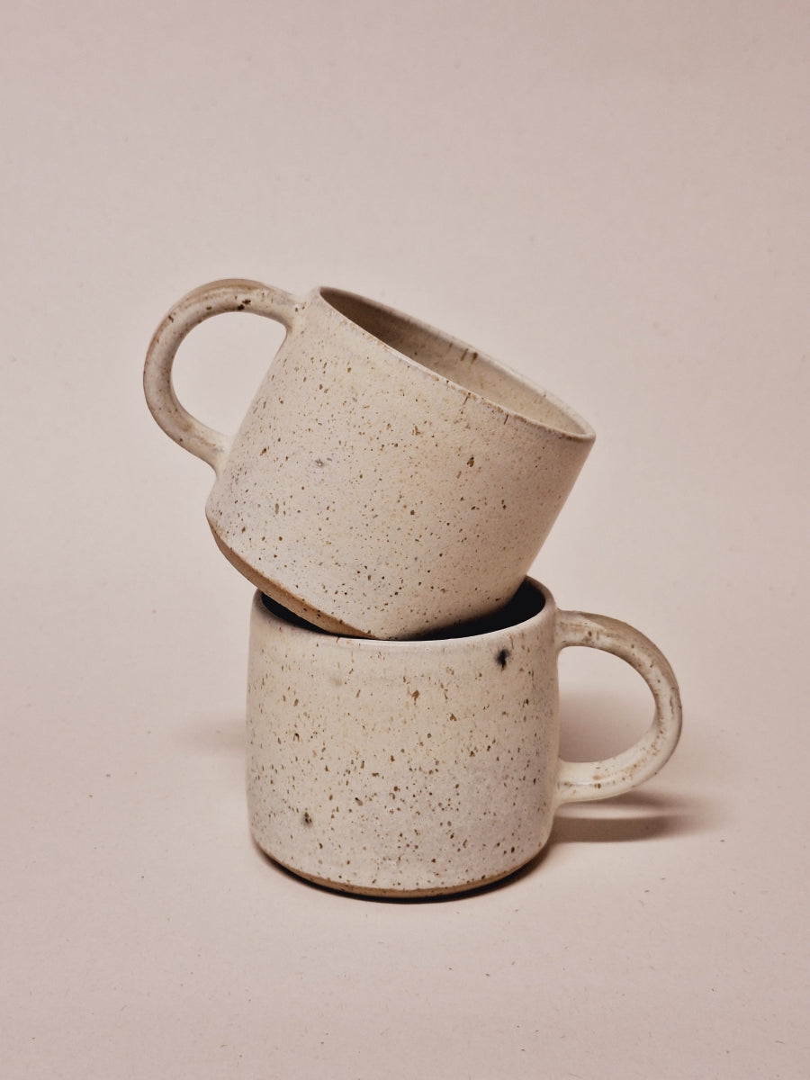 Hrnek s menším uchem