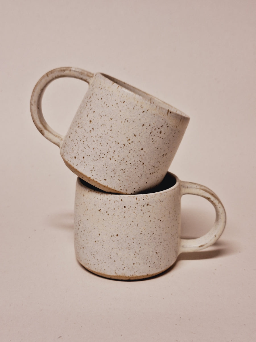 Hrnek s větším uchem