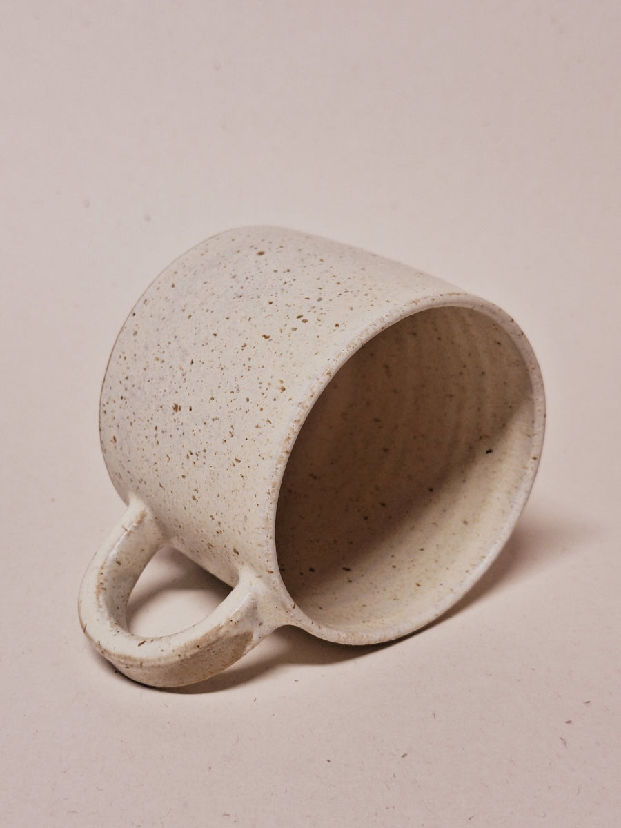 Hrnek s menším uchem