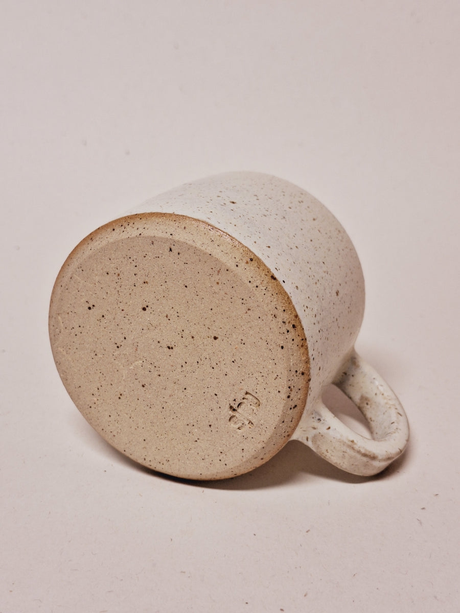 Hrnek s větším uchem