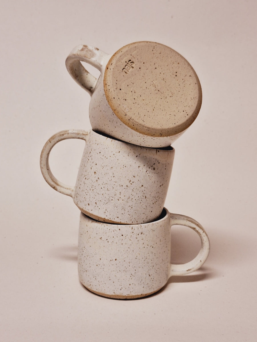 Hrnek s větším uchem