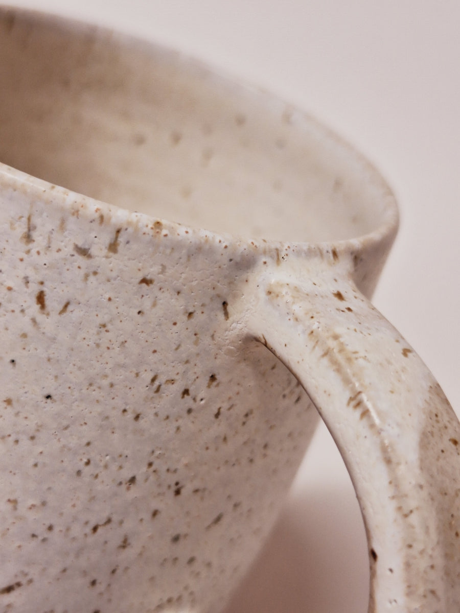 Hrnek s větším uchem