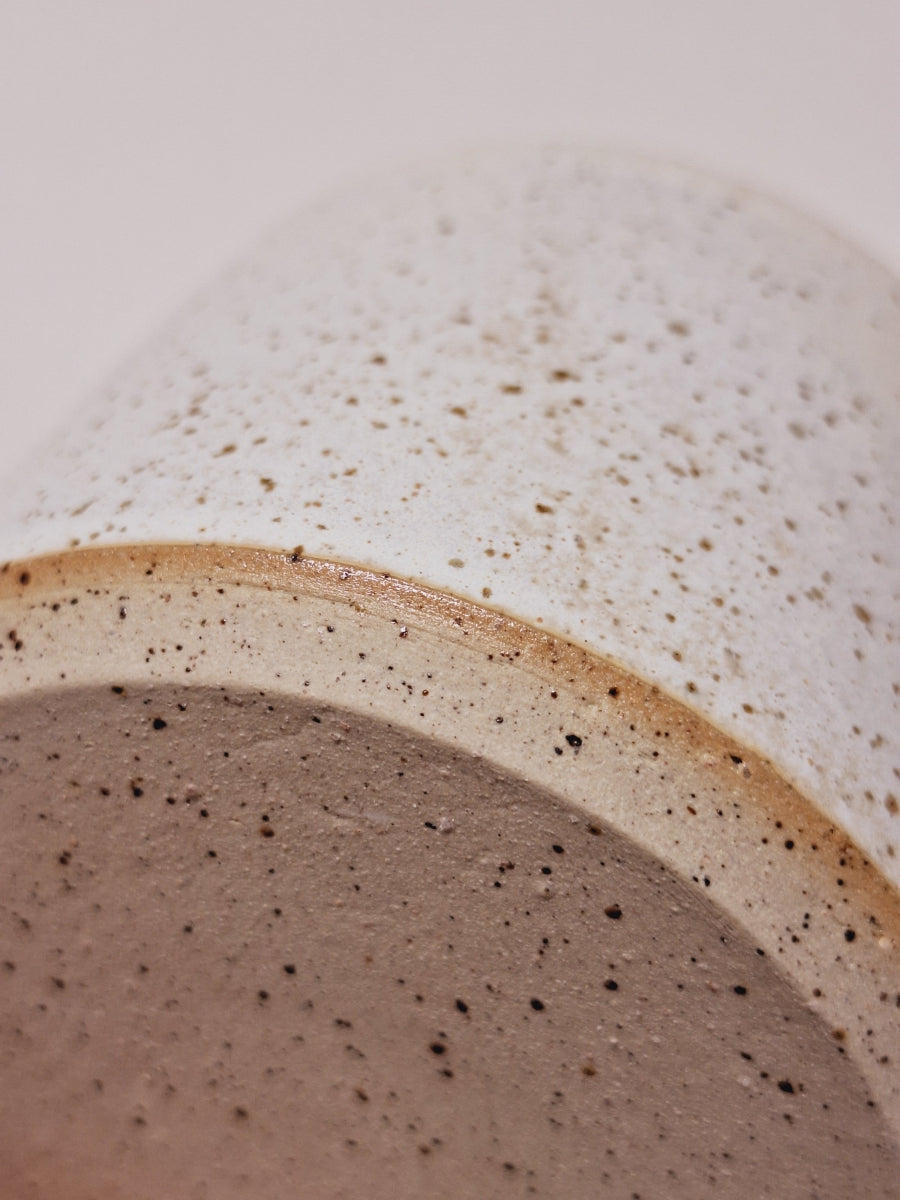 Hrnek s menším uchem