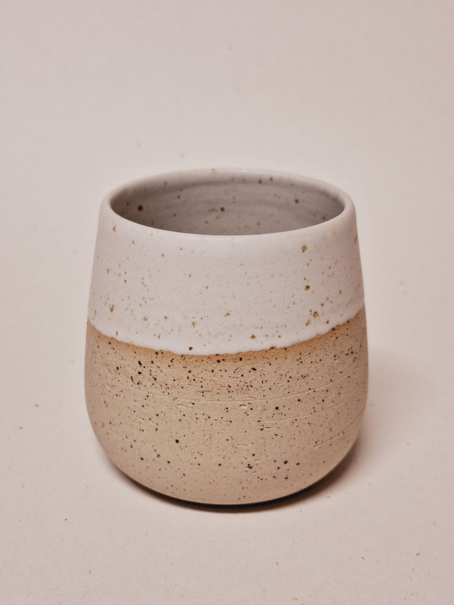 Hrnek bez ucha z tečkované kameniny