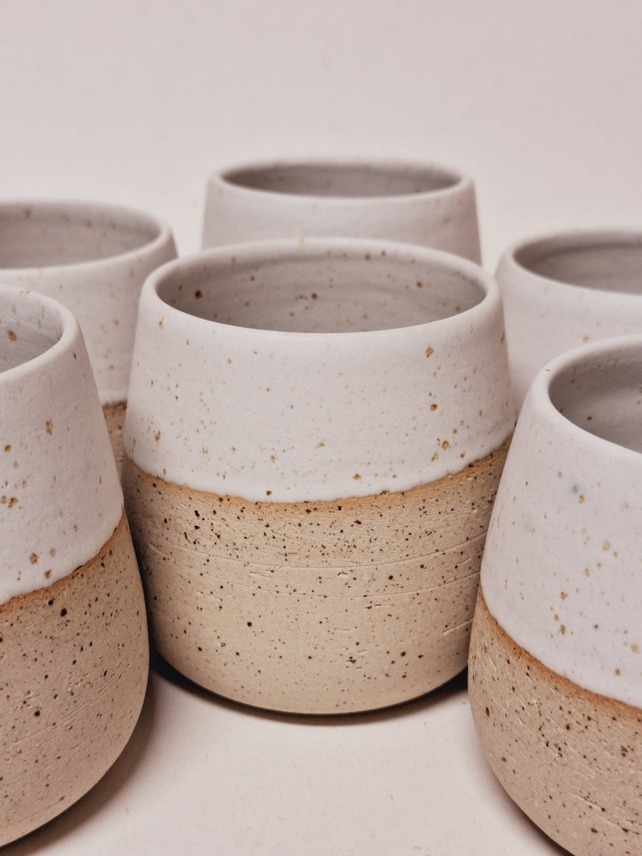 Hrnek bez ucha z tečkované kameniny