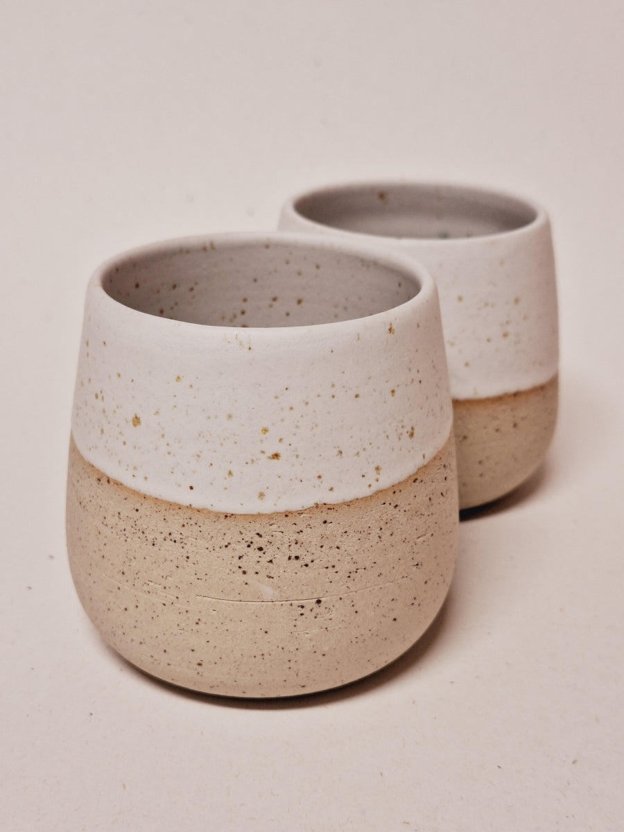 Hrnek bez ucha z tečkované kameniny