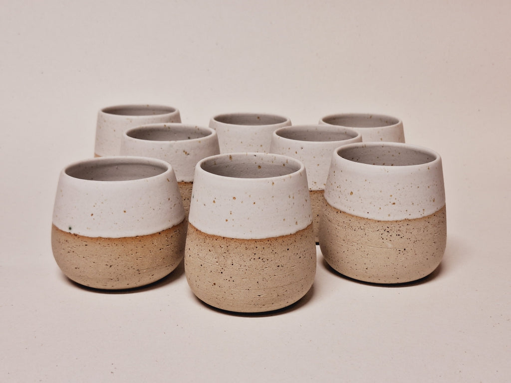 Hrnek bez ucha z tečkované kameniny