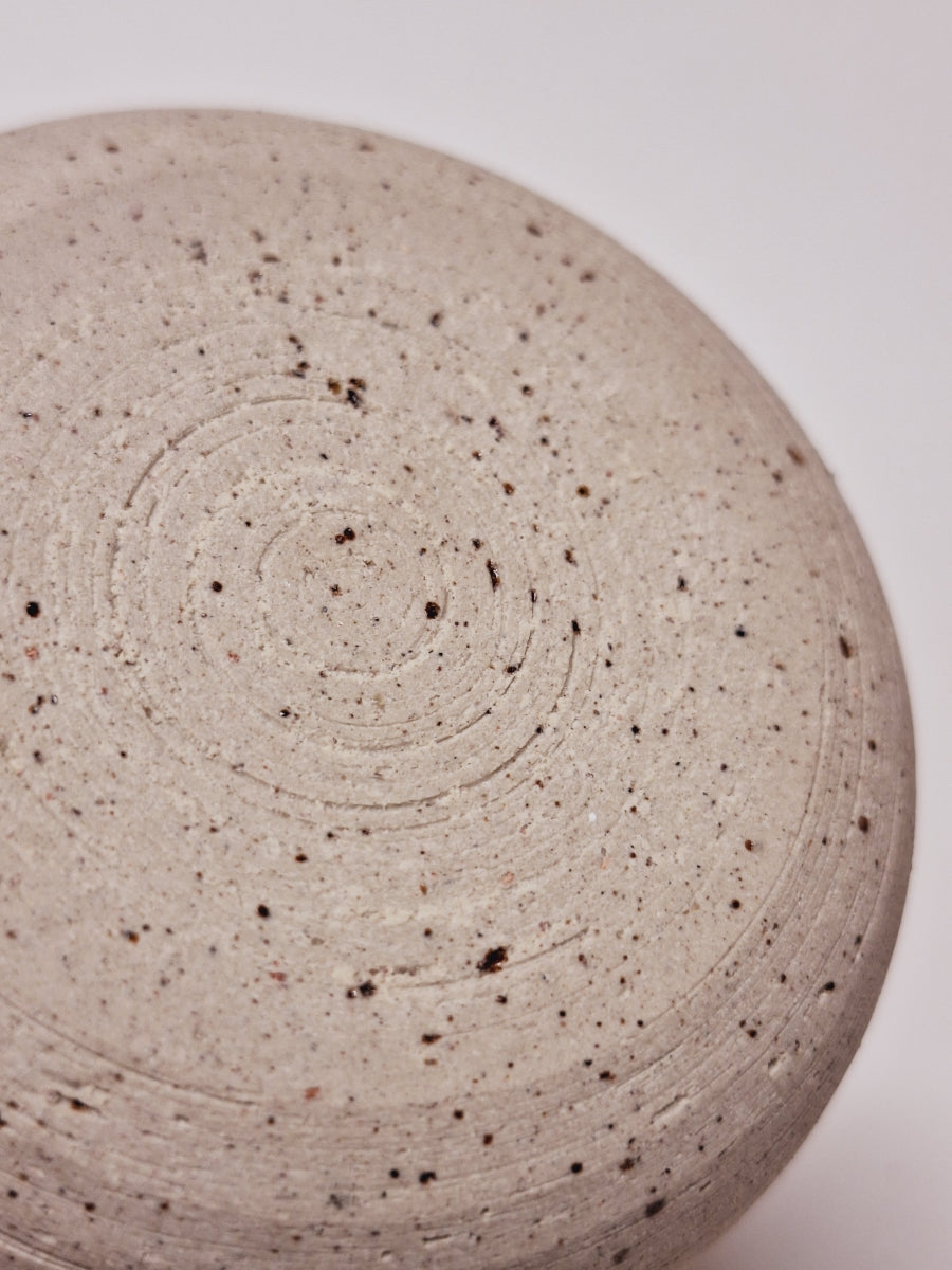 Hrnek bez ucha z tečkované kameniny